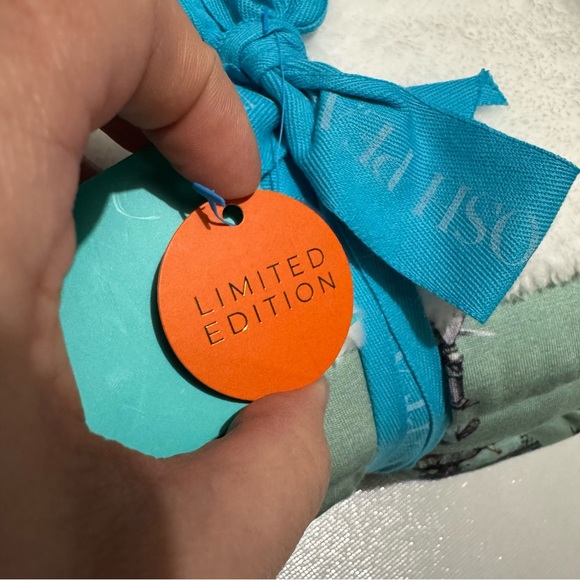 Posh Peanut NWT Limited Edition Wallace Patio Knight Print Plush Papiok Blanket - Picture 3 of 6